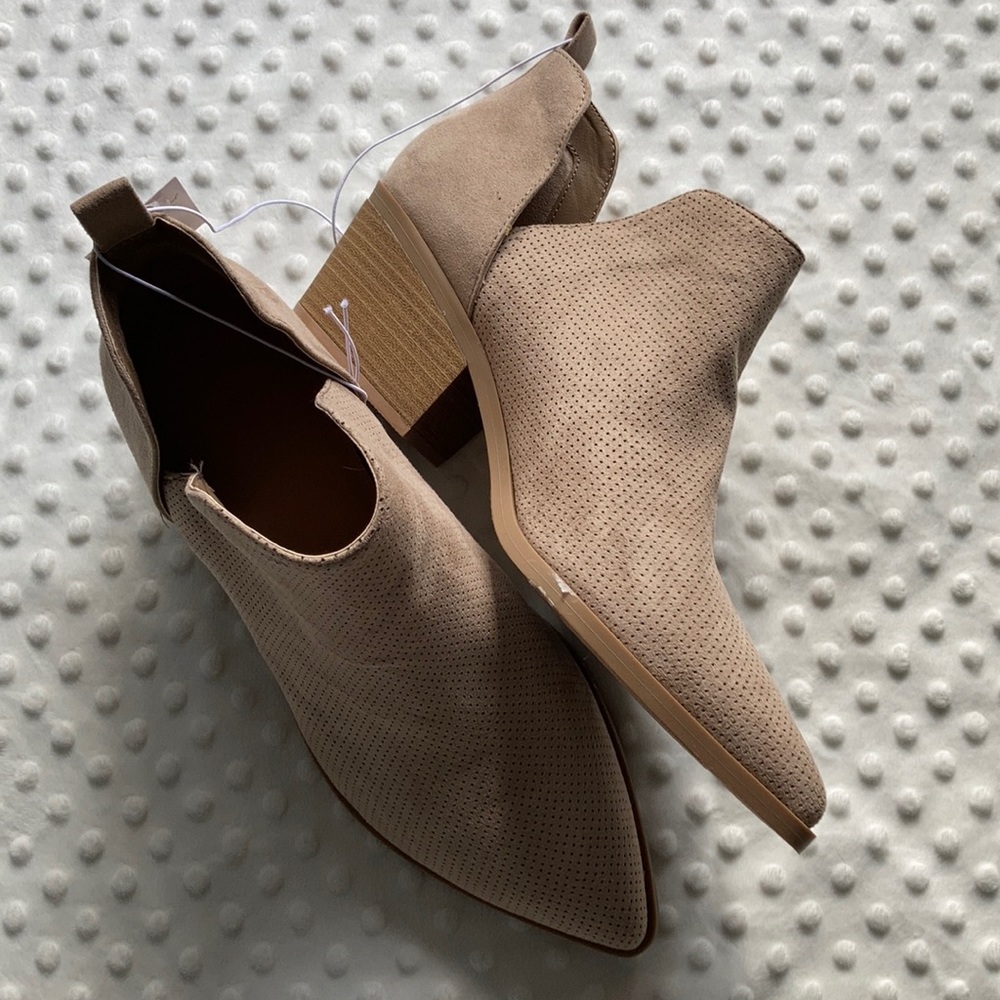 NWT universal thread taupe booties size 11